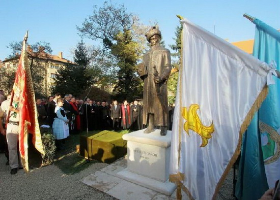 Áll a Bethlen-szobor Kolozsváron: kicsit kint, kicsit bent